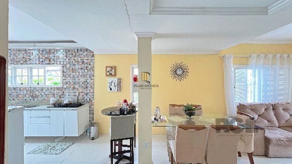Casa em Porto Alegre, no bairro Hípica, com 2 dormitório(s), e 2 banheiros, à venda.