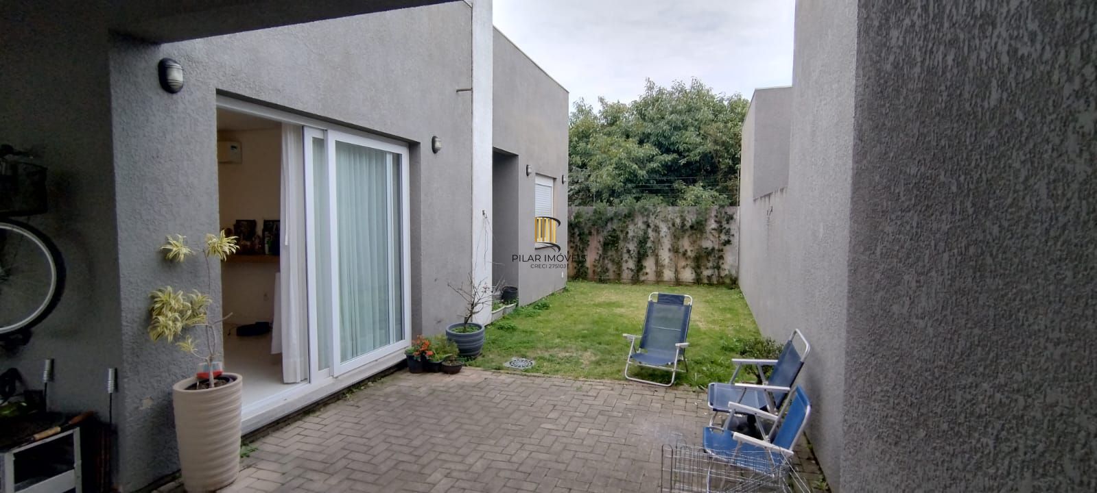 Casa térrea em condomínio fechado com 3 suítes, mobiliada, pátio , 168 m² privativos