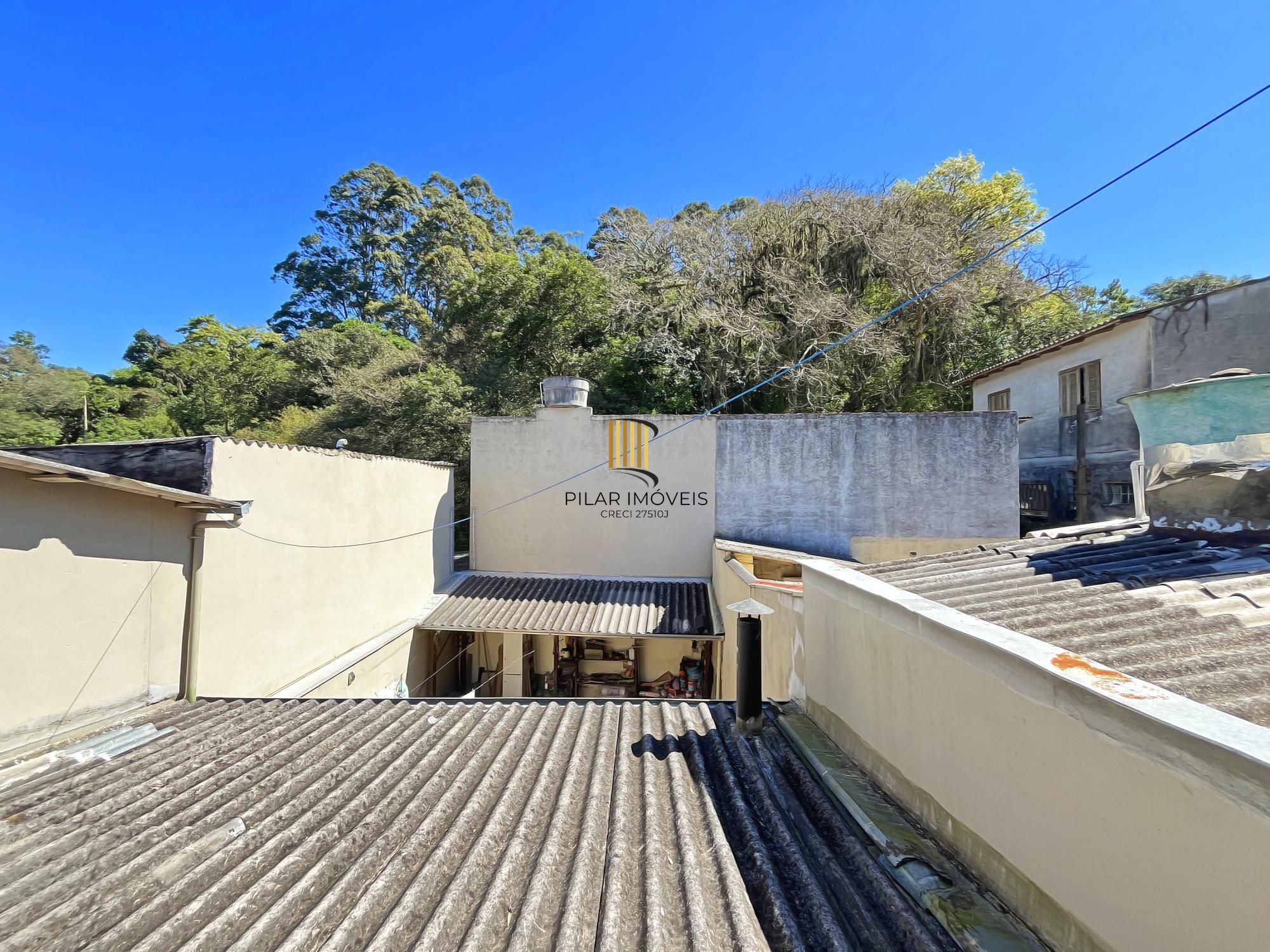 Ótima casa 2 dormitórios, 2 vagas, em rua calma no bairro.