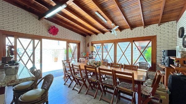 Casa em Porto Alegre, no bairro Ipanema, com 3 dormitório(s), e 3 banheiros, à venda.