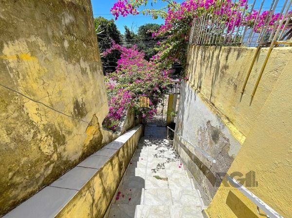 Casa em Porto Alegre, no bairro Jardim Itu, com 2 dormitório(s), e 2 banheiros, à venda.