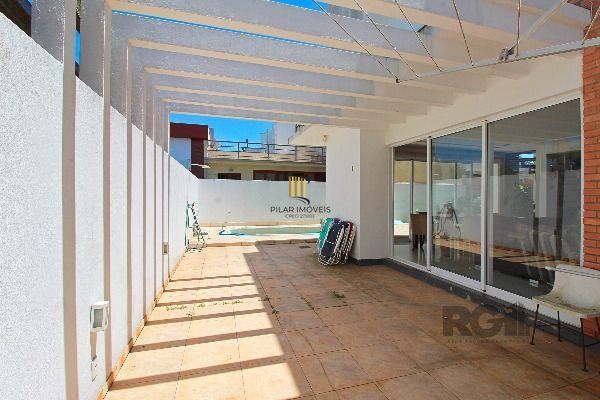 Casa em Porto Alegre, no bairro Hípica, com 3 dormitório(s), e 3 banheiros, à venda.