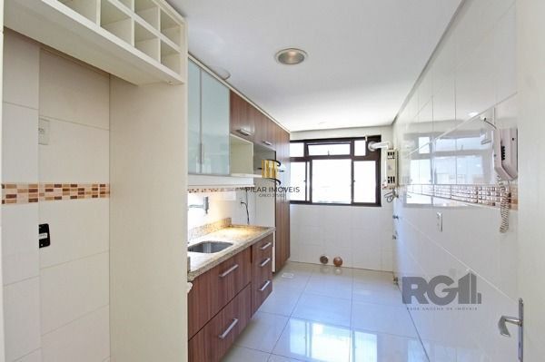 Apartamento 83m² - 3 dormitórios, 1 suíte, sacada e 1 vaga de garagem no bairro Camaquã