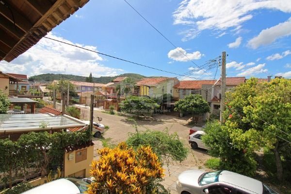 Casa em Porto Alegre, no bairro Hípica, com 2 dormitório(s), e 2 banheiros, à venda.