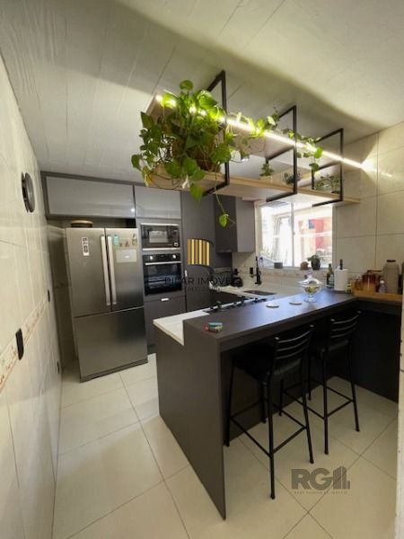 Casa em Porto Alegre, no bairro Vila Nova, com 3 dormitório(s), e 3 banheiros, à venda.
