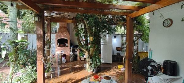 Casa em Porto Alegre, no bairro Jardim Isabel, com 5 dormitório(s), e 5 banheiros, à venda.