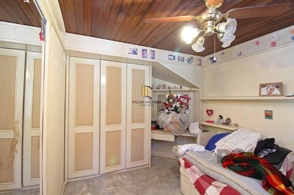 Casa em Porto Alegre, no bairro Guarujá, com 5 dormitório(s), e 5 banheiros, à venda.