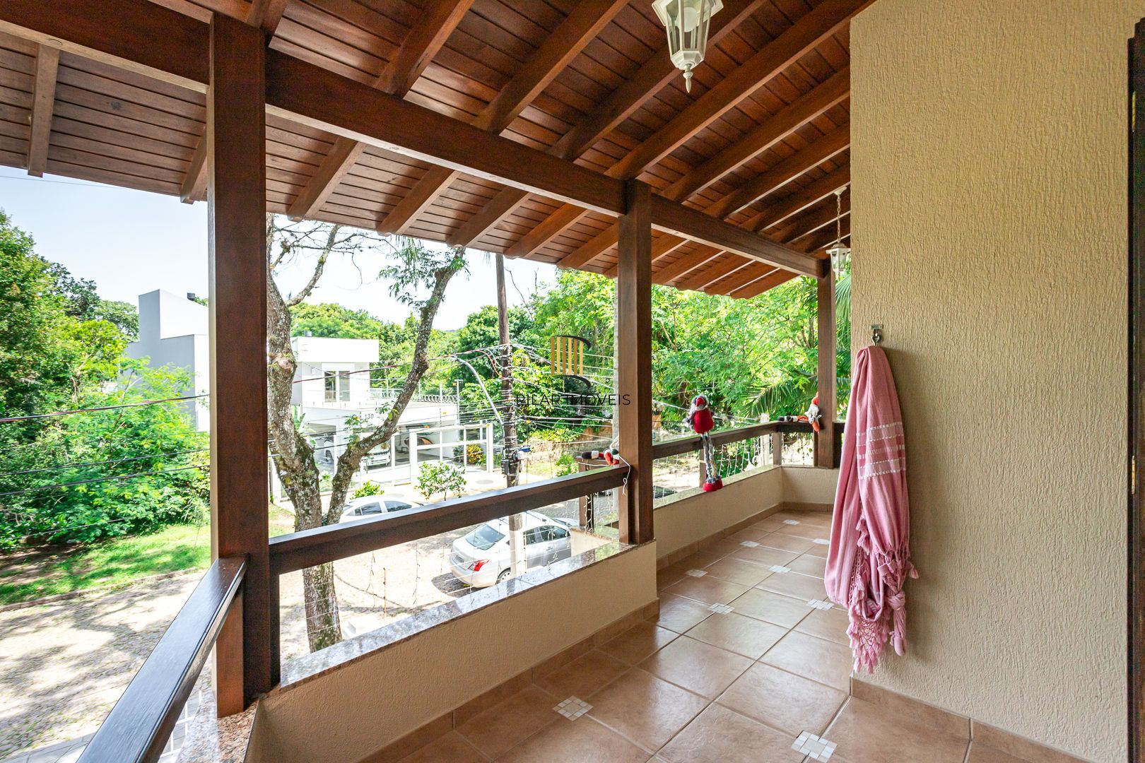 Casa de 272m², 4 dormitórios, 2 suítes e 4 vagas de garagem, no bairro Ipanema, próxima à orla do Guaíba.