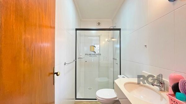 Casa em Porto Alegre, no bairro Guarujá, com 3 dormitório(s), e 3 banheiros, à venda.