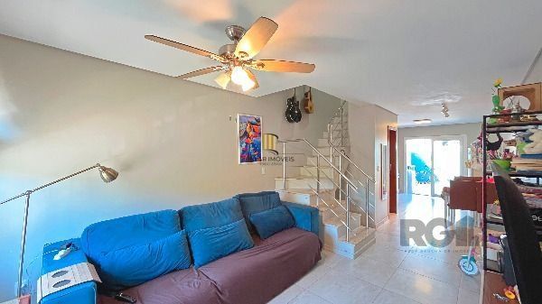 Casa em Porto Alegre, no bairro Guarujá, com 3 dormitório(s), e 3 banheiros, à venda.