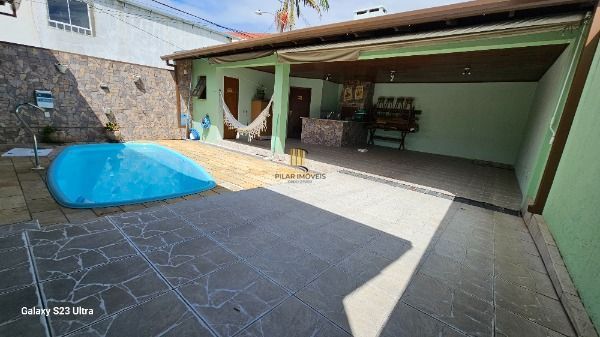 Casa em Porto Alegre, no bairro Vila Nova, com 3 dormitório(s), e 3 banheiros, à venda.