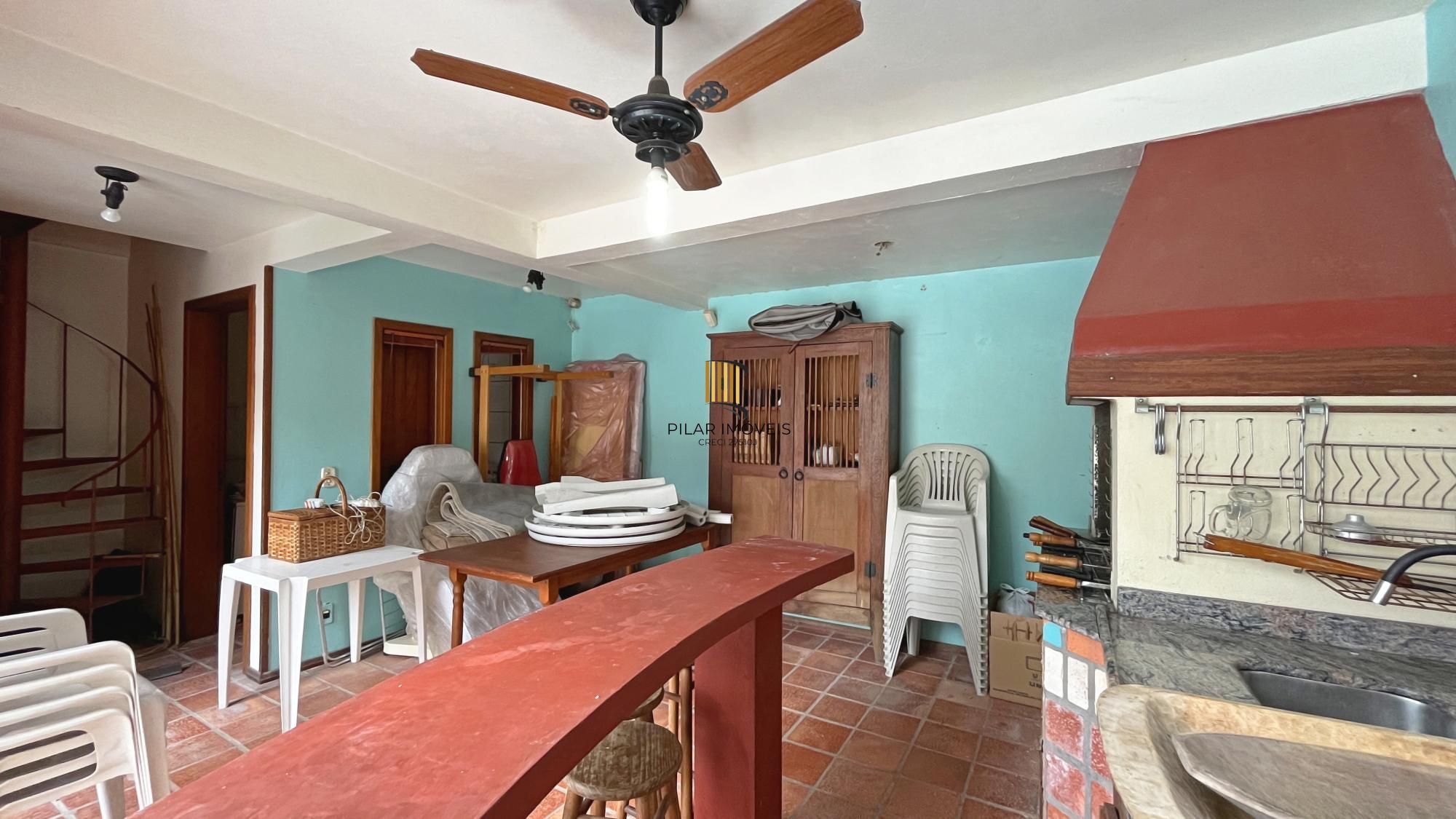 Casa 3D com 2 suítes e piscina.