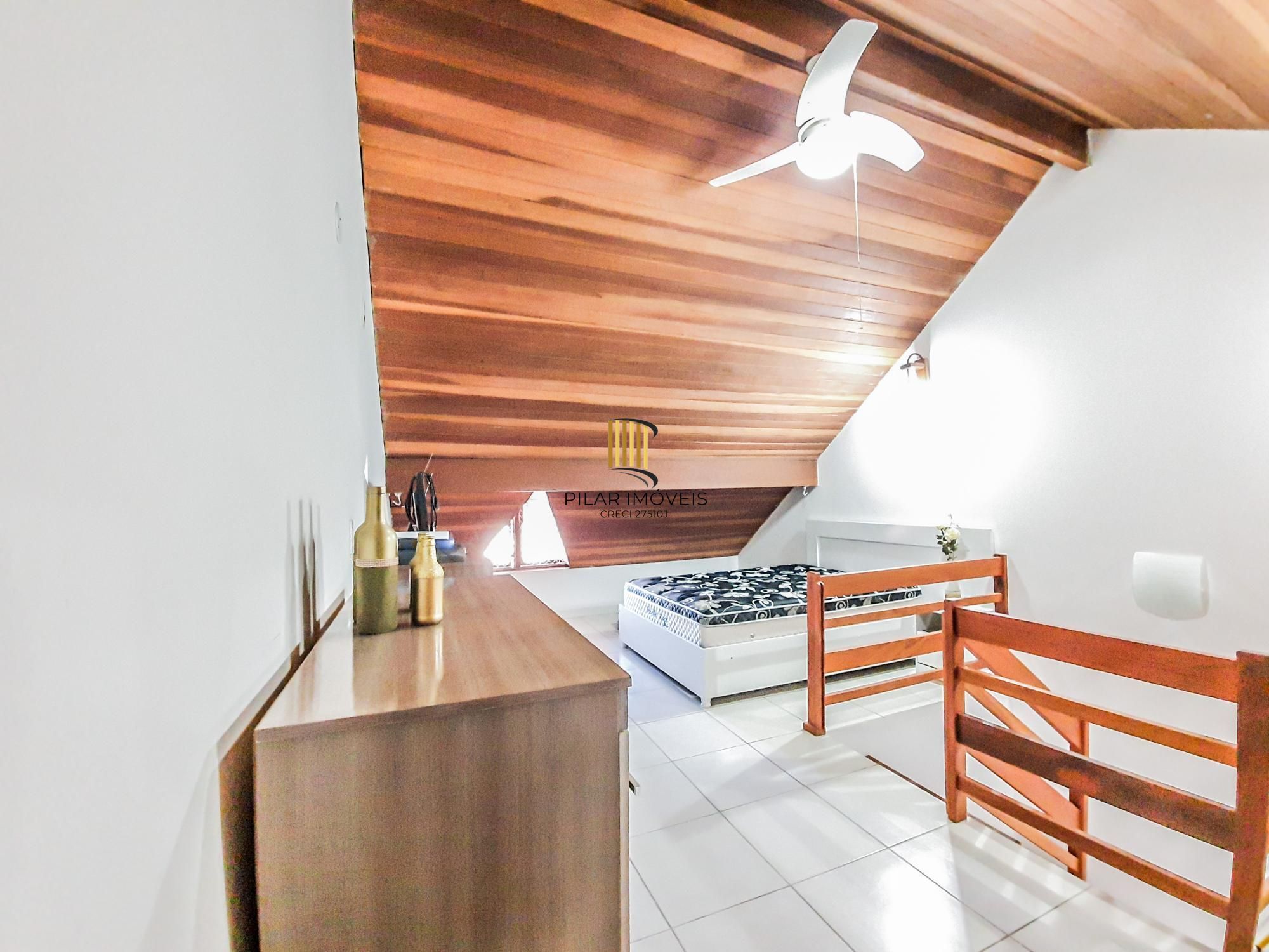 Otimo sobrado com 3 dormitórios sendo 2 suites no bairro Guaruja