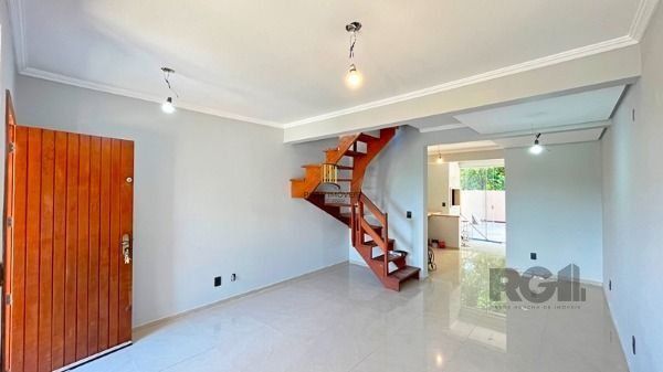 Casa em Porto Alegre, no bairro Guarujá, com 3 dormitório(s), e 3 banheiros, à venda.