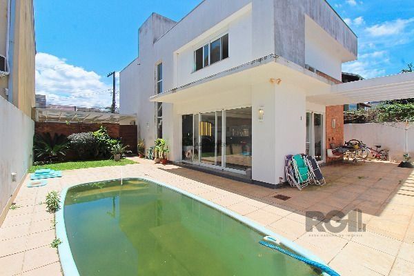 Casa em Porto Alegre, no bairro Hípica, com 3 dormitório(s), e 3 banheiros, à venda.
