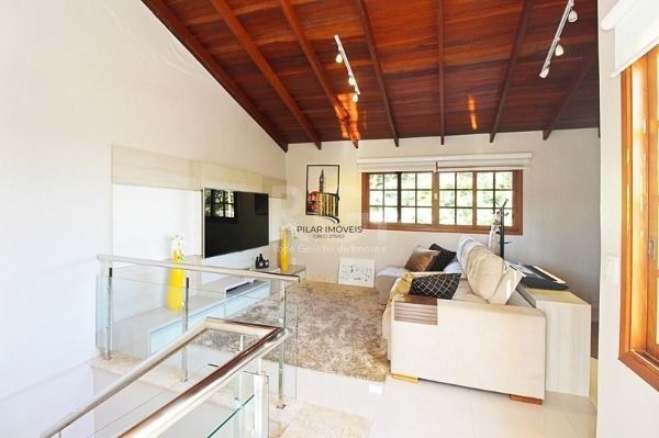 Casa em Porto Alegre, no bairro Ipanema, com 4 dormitório(s), e 4 banheiros, à venda.