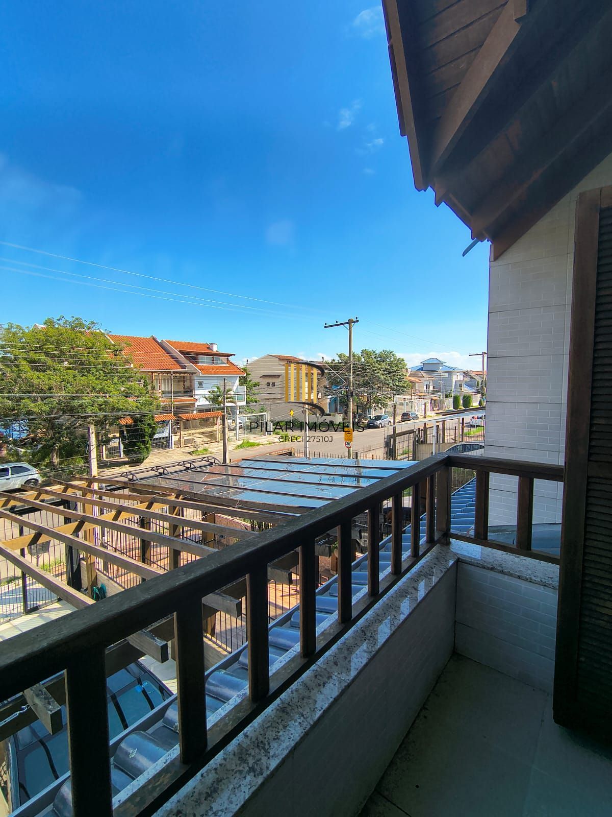 Otimo sobrado com 2 suites no bairro Guaruja