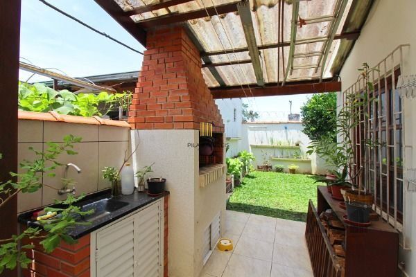 Casa em Porto Alegre, no bairro Serraria, com 3 dormitório(s), e 3 banheiros, à venda.