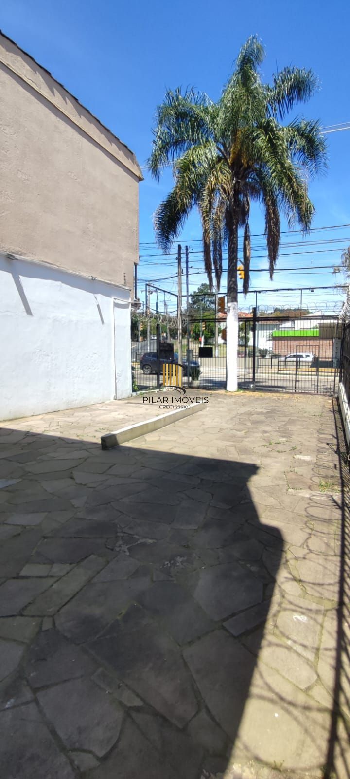 Ótima loja com mezanino, em ótima localização com estacionamento.