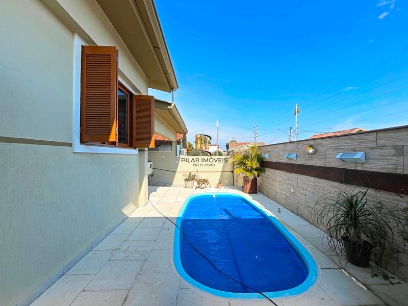 Ótima casa térrea com 4D, piscina e garagem fechada para 2 carros no Jardim Medianeira.