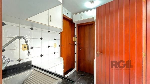 Casa em Porto Alegre, no bairro Ipanema, com 3 dormitório(s), e 3 banheiros, à venda.