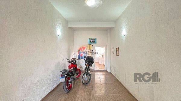 Predio em Porto Alegre, no bairro Hípica, e 0 banheiros, à venda.