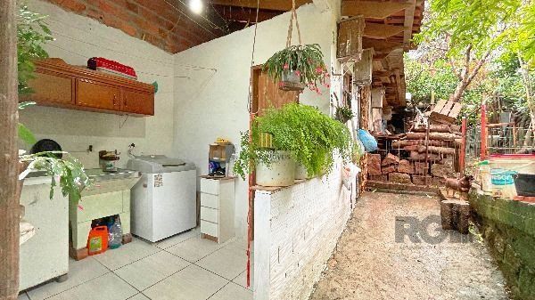 Casa em Porto Alegre, no bairro Ipanema, com 2 dormitório(s), e 2 banheiros, à venda.