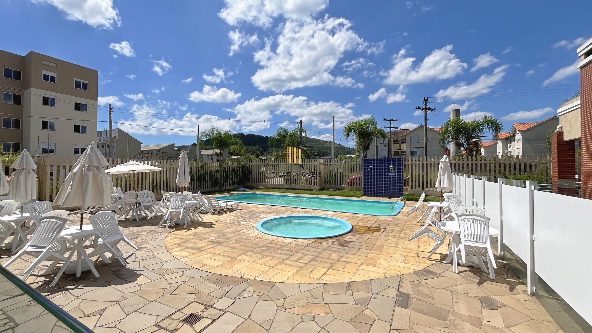 Casa 2 dormitórios em condomínio, semi mobiliada, vaga coberta para 2 carros, lareira e pátio com churrasqueira. Condomínio com infra de lazer completo. Próximo ao comércio e todas as conveniências do bairro.