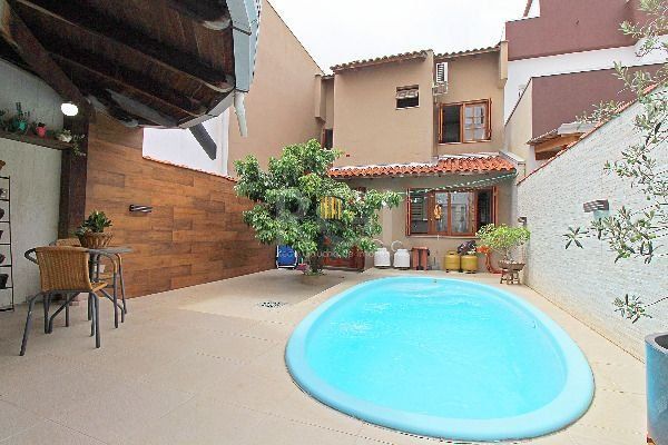 Casa em Porto Alegre, no bairro Hípica, com 3 dormitório(s), e 3 banheiros, à venda.