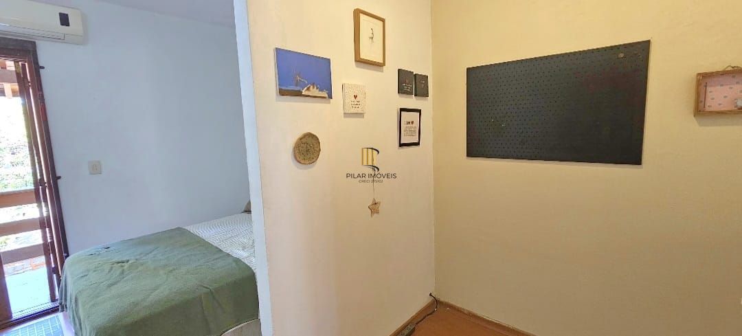 Casa em Porto Alegre, no bairro Hípica, com 2 dormitório(s), e 2 banheiros, à venda.