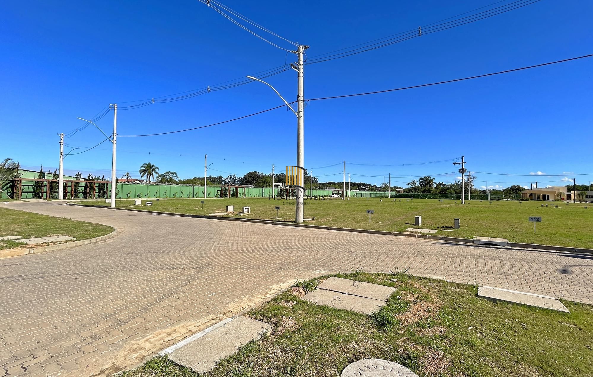 Residência nova em condomínio com 3 dormitórios