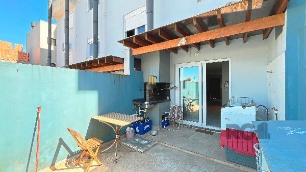 Casa em Porto Alegre, no bairro Guarujá, com 3 dormitório(s), e 3 banheiros, à venda.