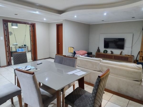Casa em Porto Alegre, no bairro Vila Nova, com 4 dormitório(s), e 4 banheiros, à venda.