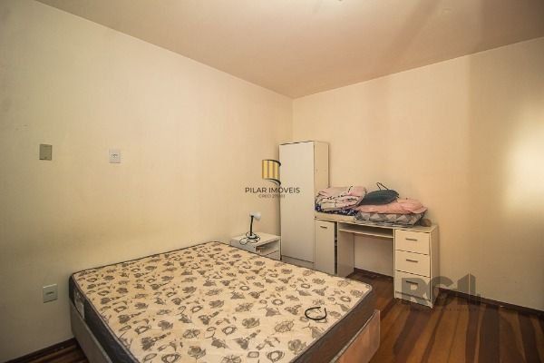 Casa em Porto Alegre, no bairro Vila Nova, com 6 dormitório(s), e 6 banheiros, à venda.