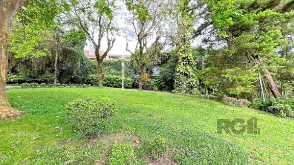 Casa em Porto Alegre, no bairro Pedra Redonda, com 7 dormitório(s), e 7 banheiros, à venda.