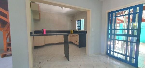 Casa em Porto Alegre, no bairro Hípica, com 3 dormitório(s), e 3 banheiros, à venda.