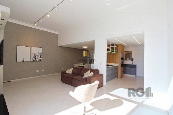 Casa em Porto Alegre, no bairro Espírito Santo, com 3 dormitório(s), e 3 banheiros, à venda.