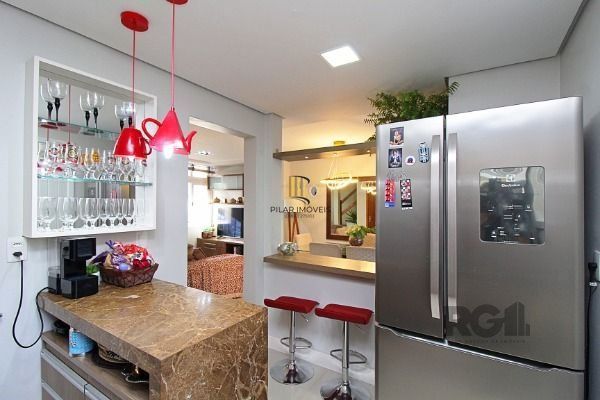 Casa em Porto Alegre, no bairro Campo Novo, com 3 dormitório(s), e 3 banheiros, à venda.