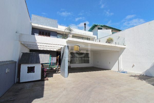 Casa para Venda - 400m², 4 dormitórios, sendo 2 suites, 4 vagas - Guarujá
