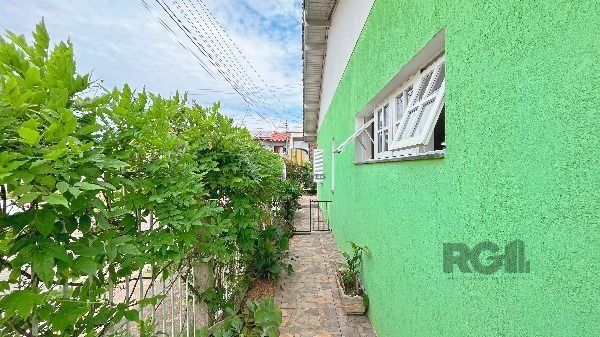 Casa em Porto Alegre, no bairro Hípica, com 2 dormitório(s), e 2 banheiros, à venda.