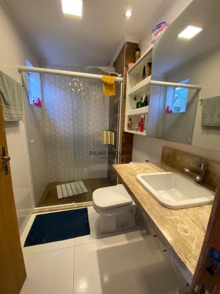 Casa em Porto Alegre, no bairro Hípica, com 2 dormitório(s), e 2 banheiros, à venda.
