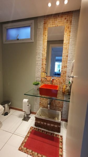 Casa em Porto Alegre, no bairro Espírito Santo, com 3 dormitório(s), e 3 banheiros, à venda.