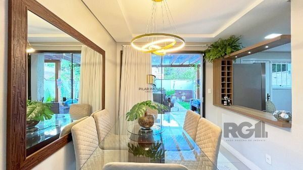 Casa em Porto Alegre, no bairro Campo Novo, com 3 dormitório(s), e 3 banheiros, à venda.