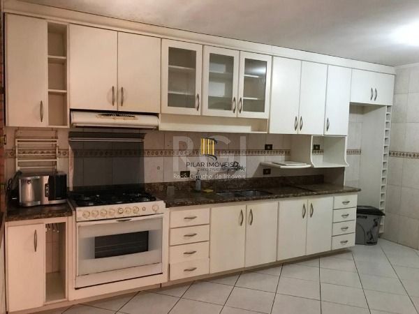 Sítio em Porto Alegre, no bairro Vila Nova, com 3 dormitório(s), à venda.