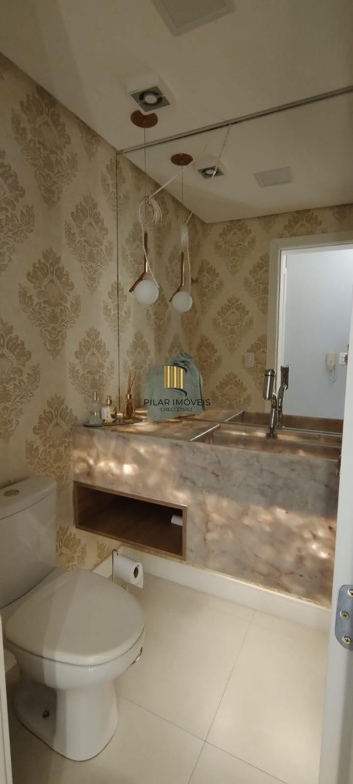 Casa térrea em condomínio fechado com 3 suítes, mobiliada, pátio , 168 m² privativos