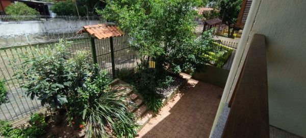 Casa em Porto Alegre, no bairro Nonoai, com 6 dormitório(s), e 6 banheiros, à venda.