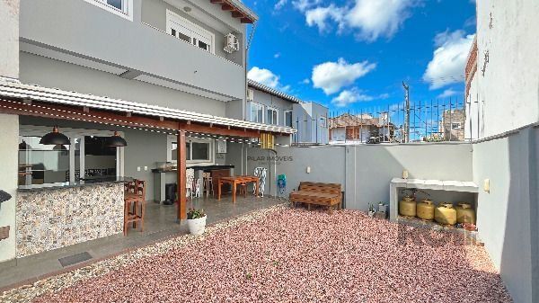 Casa em Porto Alegre, no bairro Hípica, com 3 dormitório(s), e 3 banheiros, à venda.