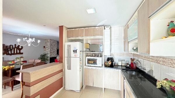 Casa Condominio em Porto Alegre, no bairro Vila Nova, com 3 dormitório(s), e 3 banheiros, à venda.