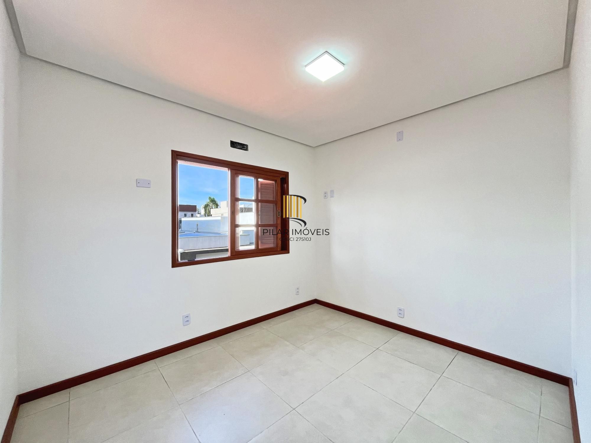 Casa com suíte no térreo em condomínio fechado