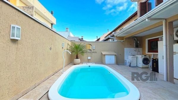 Casa em Porto Alegre, no bairro Hípica, com 3 dormitório(s), e 3 banheiros, à venda.